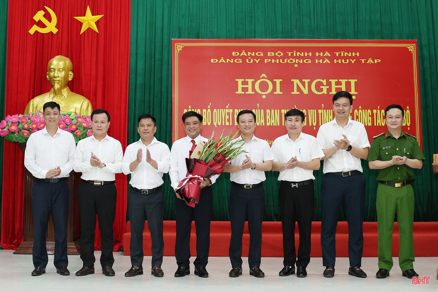 Lãnh đạo phường Hà Huy Tập tặng hoa chúc mừng đồng chí Phạm Văn Đức.