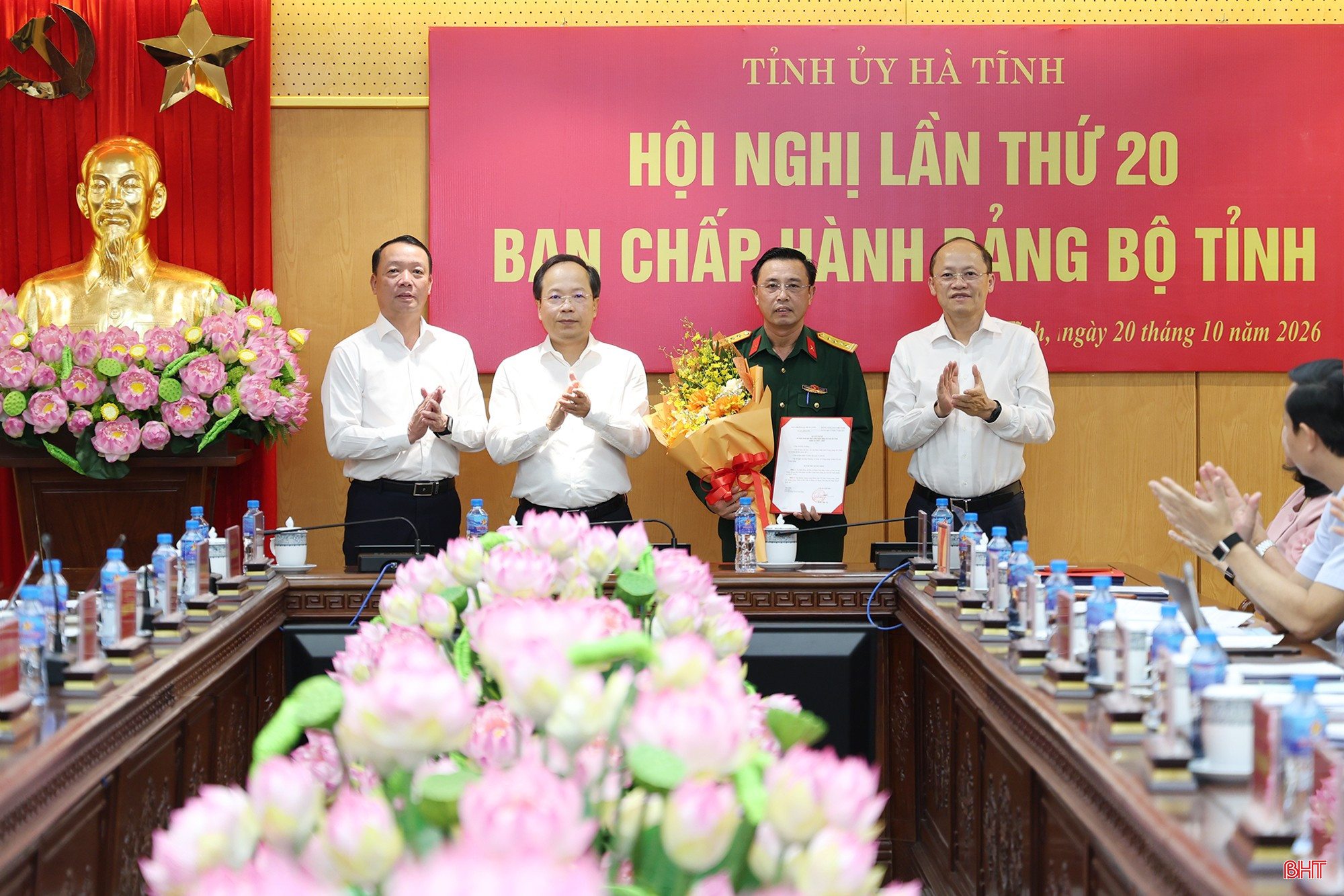 Các đồng chí Thường trực Tỉnh ủy trao quyết định, tặng hoa chúc mừng Đại tá Phạm Văn Sâm - Chính ủy Bộ Chỉ huy Quân sự tỉnh Hà Tĩnh.