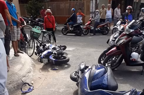 Nữ sinh lao xe vào nhóm cướp giật điện thoại như phim hành động