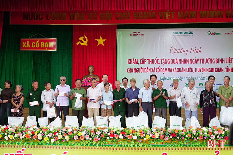 Đại diện lãnh đạo tỉnh, sở, ngành liên quan, Báo Sức khỏe và Đời sống trao 40 suất quà cho các gia đình chính sách, mỗi suất trị giá 1 triệu đồng.