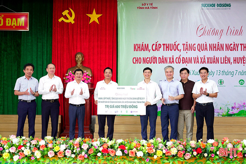 Ngoài chương trình khám sức khỏe miễn phí, Báo Sức khỏe và Đời sống cùng các đơn vị tài trợ đã trao quà cho người dân với tổng trị giá hơn 600 triệu đồng. Trong ảnh: Dưới sự chứng kiến của lãnh đạo tỉnh, huyện, nhà tài trợ trao biểu trưng cho 2 xã Cổ Đạm và Xuân Liên.