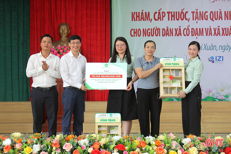Báo Sức khỏe và Đời sống cũng trao tặng 20 triệu đồng; Công ty TNHH Dược phẩm Hoa Linh trao 2 tủ thuốc hỗ trợ cho Trạm Y tế xã Cổ Đạm và Xuân Liên.