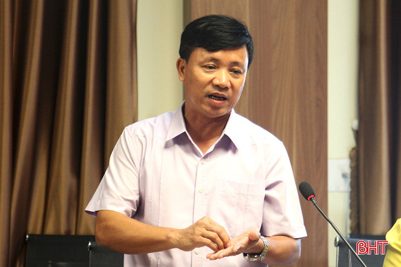 Chủ tịch LĐLĐ tỉnh Nguyễn Văn Danh phát biểu tại buổi thảo luận.