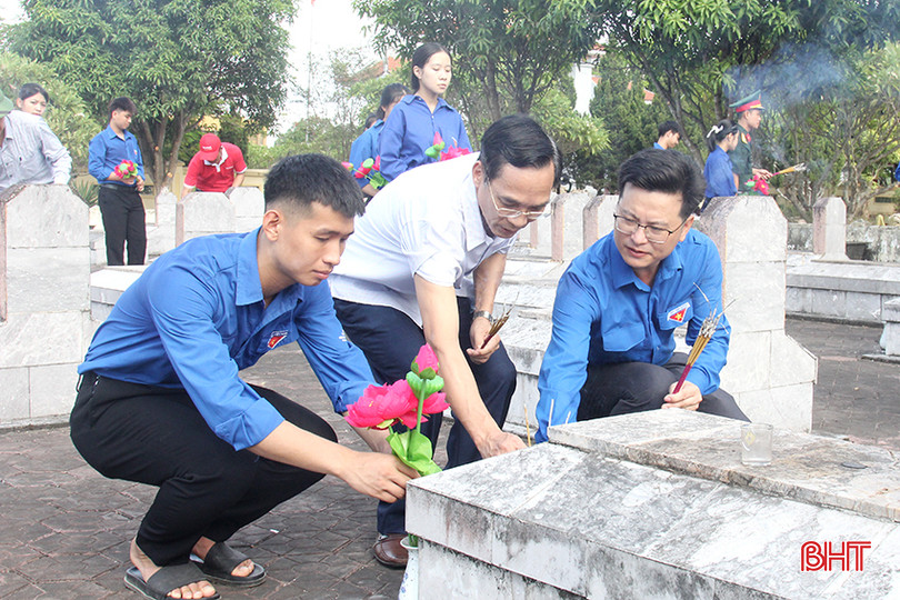 Các đại biểu cùng các đoàn viên thanh niên tham gia lắp đặt bình hoa, dâng hoa, dâng hương lên phần mộ của 618 anh hùng liệt sĩ đã anh dũng hy sinh vì độc lập dân tộc tại nghĩa trang liệt sĩ huyện.