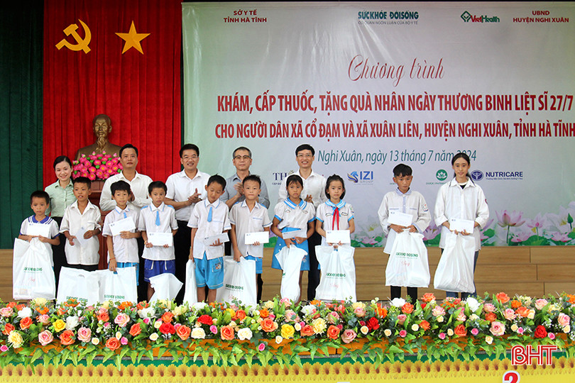 ... 20 suất quà cho các em học sinh giỏi có hoàn cảnh khó khăn, mỗi suất quà trị giá 1 triệu đồng.