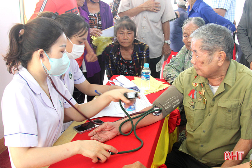Tại chương trình, 500 đối tượng chính sách, người có công trên địa bàn xã Cổ Đạm và Xuân Liên được khám sức khỏe miễn phí.