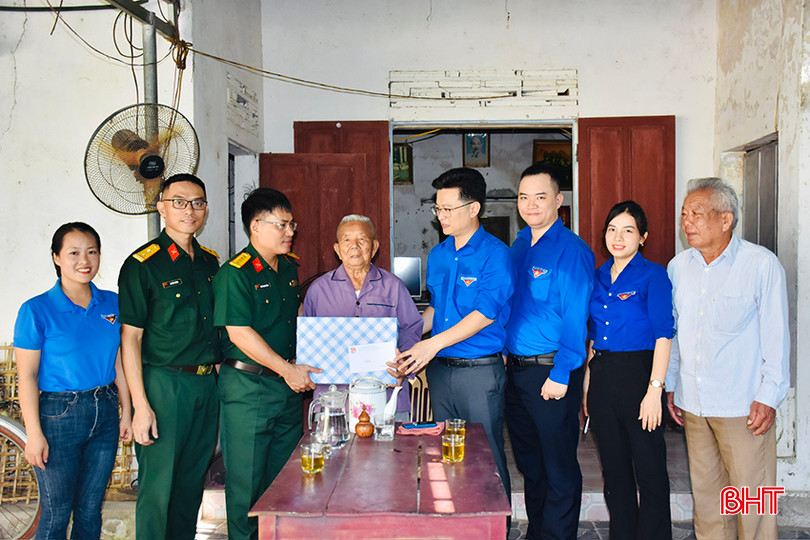Đại diện các đơn vị đến tặng quà cho ông Hoàng Uyển (92 tuổi, thương binh 4/4, thôn Thuận Mỹ, xã Xuân Mỹ) mắc bệnh hiểm nghèo, tuổi cao sức yếu.
