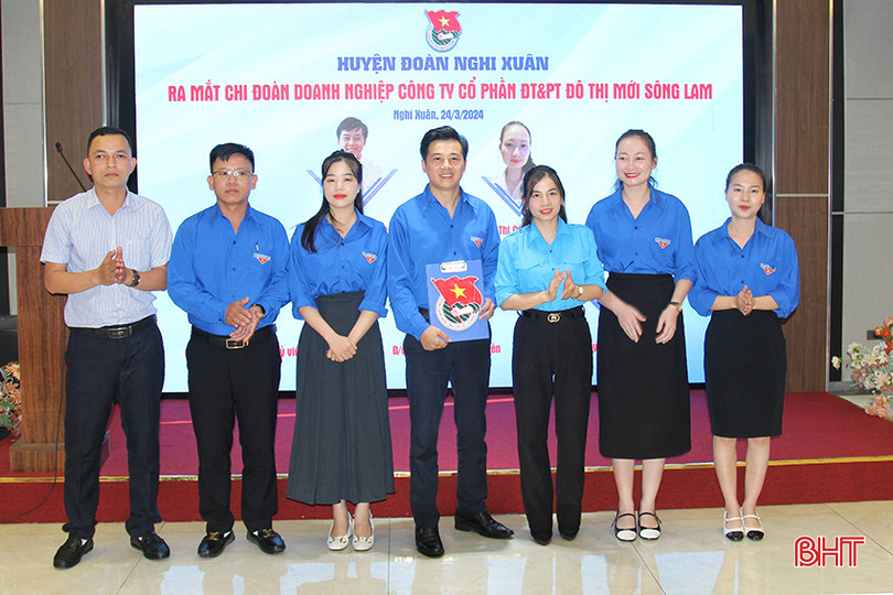 Huyện đoàn Nghi Xuân trao quyết định thành lập Chi đoàn Công ty CP Đầu tư và Phát triển đô thị mới Sông Lam (TDP 2, thị trấn Xuân An) với 40 đoàn viên... (Ảnh: Hữu Trung)