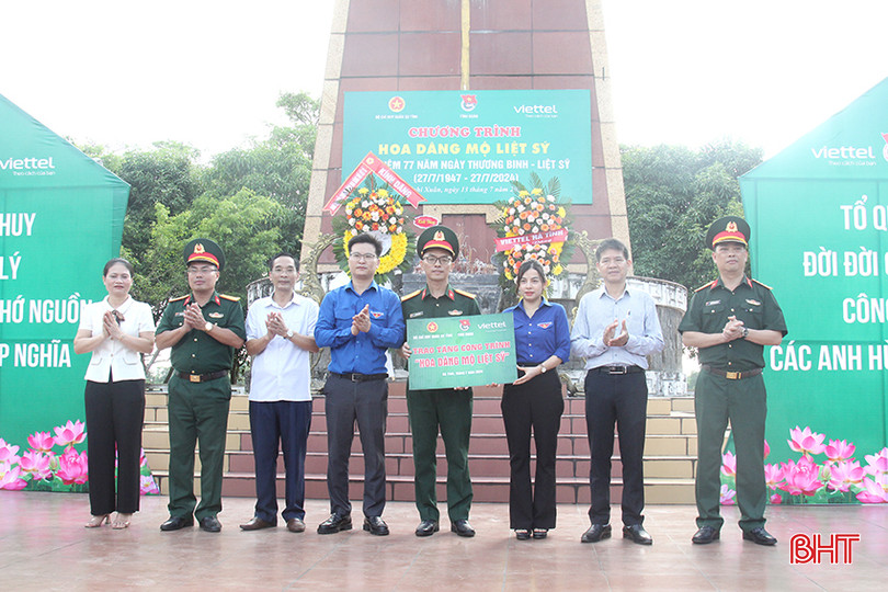 Viettel Hà Tĩnh - Chi nhánh Tập đoàn Công nghiệp - Viễn thông Quân đội đã tài trợ 7.500 đóa hoa sen và lọ hoa để thay mới trên phần mộ liệt sĩ trên địa bàn toàn tỉnh. Trong ảnh: Lãnh đạo các đơn vị trao biểu trưng công trình hoa dâng mộ liệt sỹ cho Huyện đoàn Nghi Xuân.