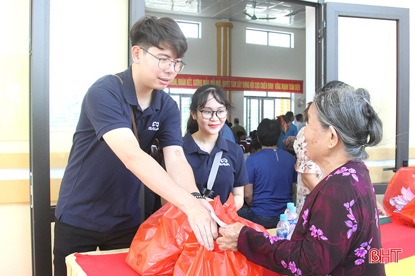 ...phát thuốc miễn phí và tặng quà cho người dân. Chương trình nhằm thể hiện sự biết ơn sự hy sinh cao cả của các anh hùng liệt sĩ, người có công vì nền độc lập, tự do của dân tộc.