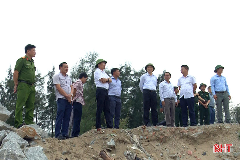 Đoàn công tác kiểm tra công trình xử lý cấp bách chống sạt lở bờ biển trên địa bàn xã Xuân Hội.
