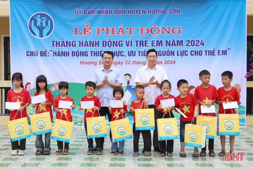 Lãnh đạo Sở LĐ-TB&amp;XH trao quà cho 10 học sinh có hoàn cảnh khó khăn.