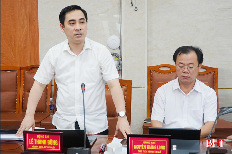 Bí thư Thị uỷ Lê Thành Đông phát biểu tại buổi thảo luận.
