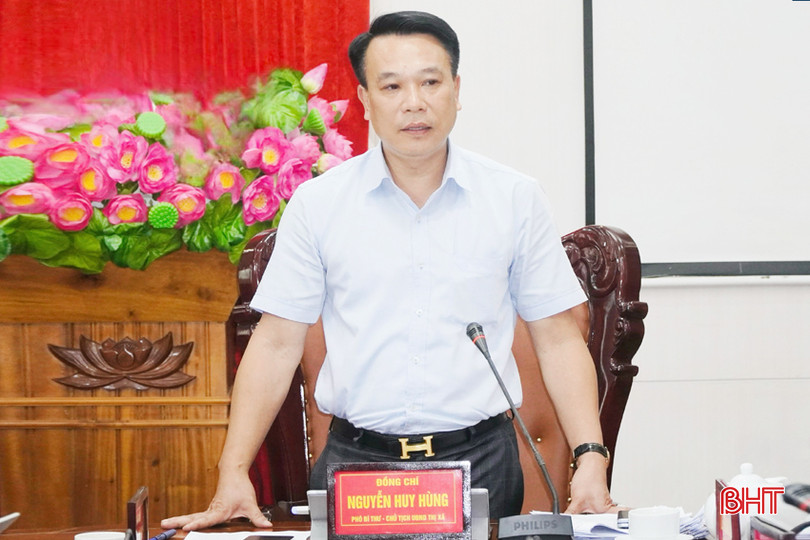 Chủ tịch UBND thị xã Nguyễn Huy Hùng – Tổ trưởng Tổ đại biểu HĐND tỉnh bầu tại thị xã Hồng Lĩnh tiếp thu ý kiến của các đại biểu.