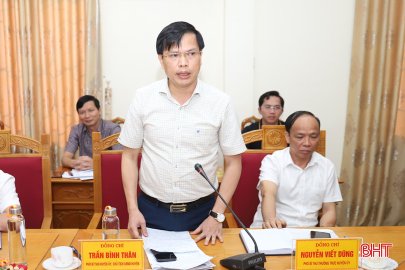 Chủ tịch UBND huyện Hương Sơn Trần Bình Thân báo cáo các nội dung trình kỳ họp lần thứ XVI HĐND huyện.