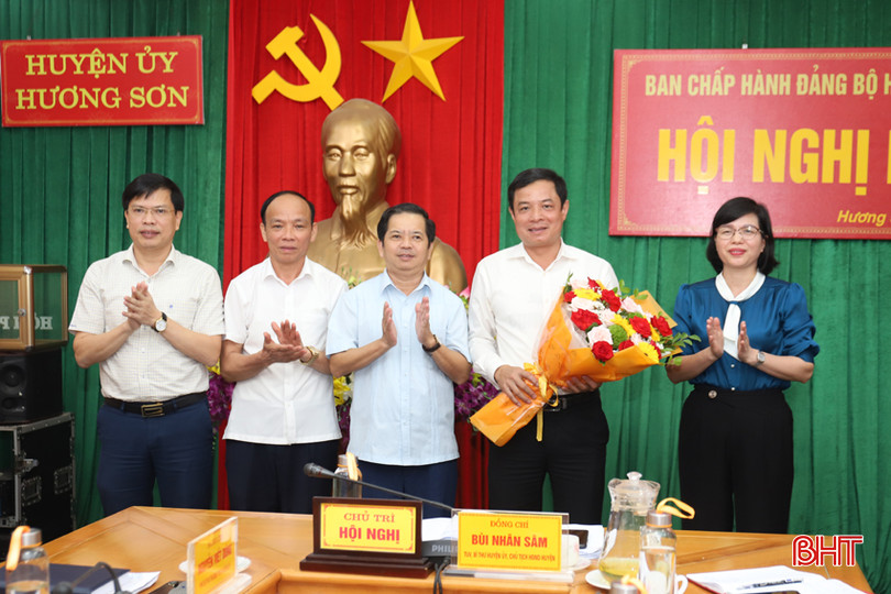 Lãnh đạo Ủy ban Kiểm tra Tỉnh ủy, huyện Hương Sơn tặng hoa chúc mừng Phó Chủ tịch UBND huyện Hương Sơn Nguyễn Kiều Hưng được bầu vào Ban Thường vụ Huyện ủy Hương Sơn nhiệm kỳ 2020 - 2025 với số phiếu 100%