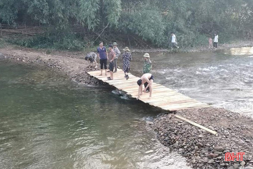 Năm 2023, anh Hoàng Văn Cương đã bỏ vốn làm cầu bắc qua sông nhưng chỉ được ít tháng thì bị cuốn trôi sau trận mưa lớn.