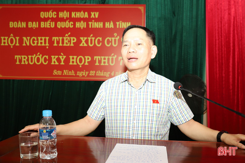 Phó Trưởng đoàn chuyên trách Đoàn ĐBQH Trần Đình Gia tiếp thu, trả lời các ý kiến cử tri.