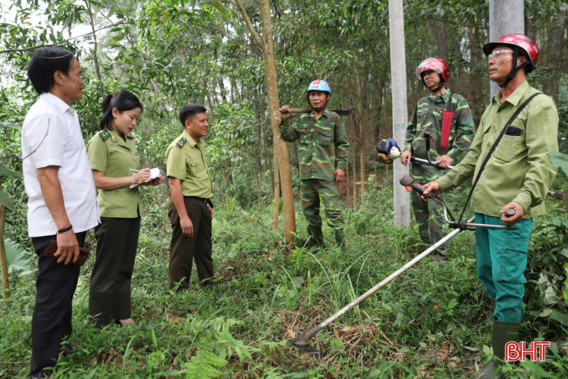 Lực lượng Kiểm lâm Hương Sơn hướng dẫn bà con thôn Tây Nam, xã Sơn Lễ khi phát quang đường băng cản lửa.