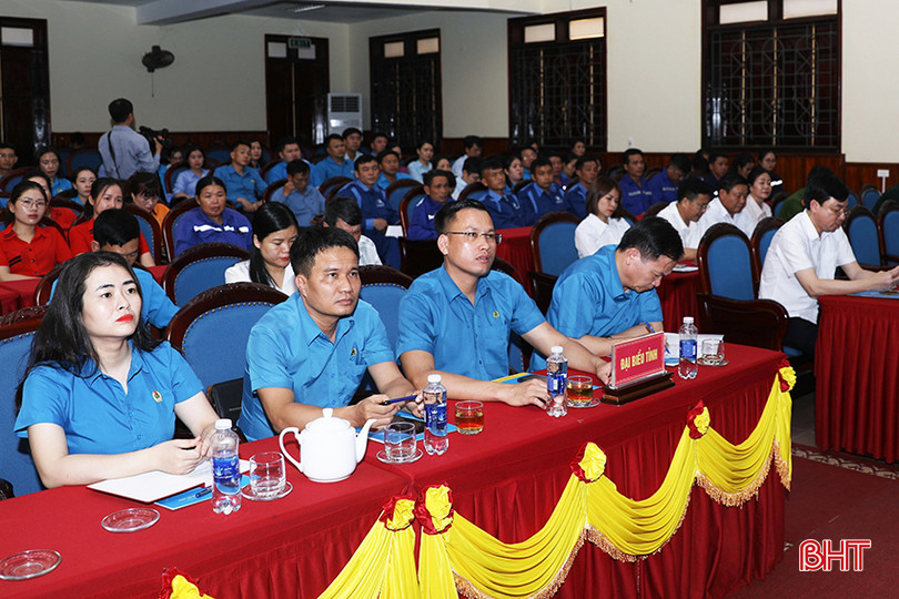 Đại biểu tham dự buổi lễ.