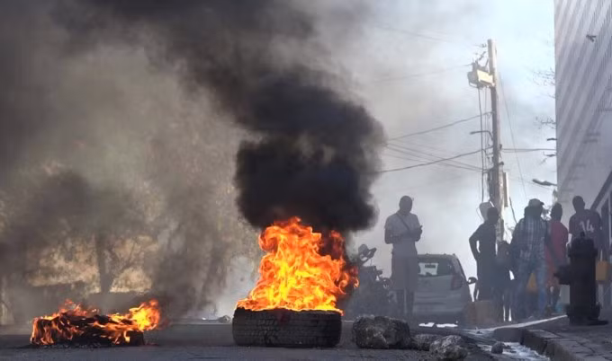 Lốp xe bốc cháy gần Trung tâm Cải tạo Quốc gia ở Port-au-Prince, Haiti, ngày 3/3. Ảnh: AFP