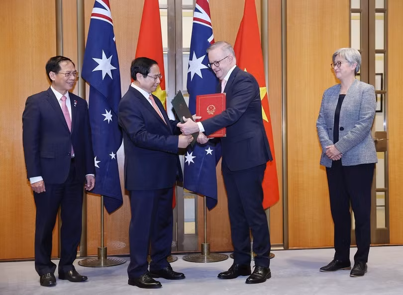 Thủ tướng Phạm Minh Chính và Thủ tướng Australia Anthony Albanese trao văn kiện về thiết lập quan hệ Đối tác Chiến lược Toàn diện. (Ảnh: Dương Giang/TTXVN)