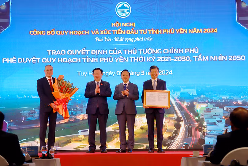 Chủ tịch Quốc hội Vương Đình Huệ và Phó Thủ tướng Chính phủ Trần Hồng Hà tặng hoa chúc mừng và trao quyết định phê duyệt Quy hoạch tỉnh Phú Yên thời kỳ 2021-2030, tầm nhìn đến năm 2050 cho lãnh đạo tỉnh. Ảnh: NGỌC CHUNG