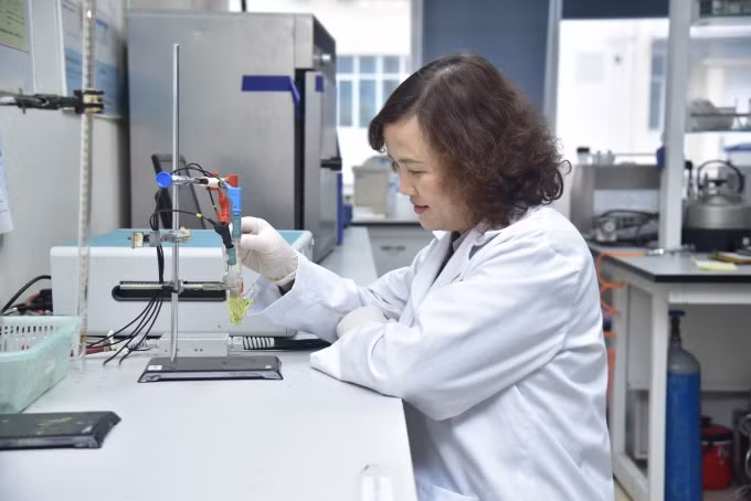 GS.TS Đinh Thị Mai Thanh nghiên cứu tại phòng thí nghiệm. Ảnh: VAST