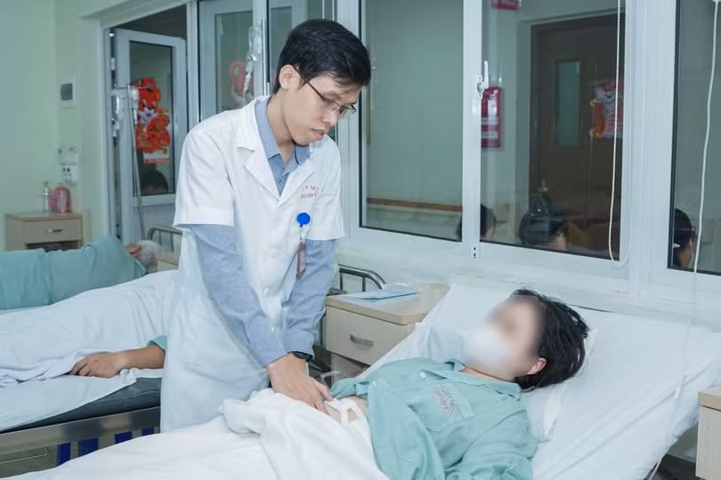 Bác sĩ thăm khám cho bệnh nhân sau phẫu thuật. (Ảnh: PV/Vietnam+).