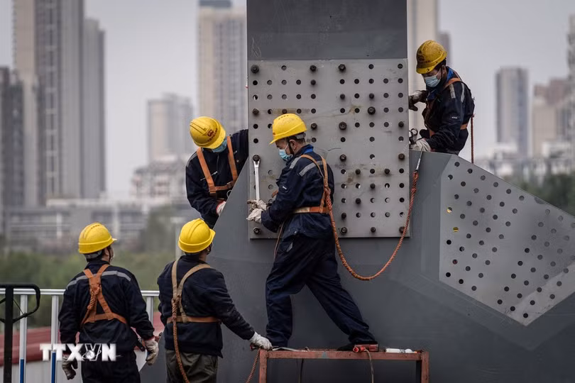 Công nhân làm việc tại công trường xây dựng ở Hồ Bắc, Trung Quốc. (Ảnh: AFP/TTXVN)