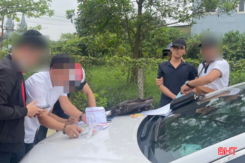 cơ quan công an bắt quả tang đối tượng Lê Văn lạng.jpg