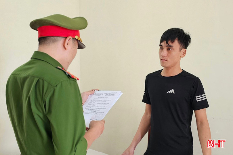 Cơ quan Công an tống đtaj quyết định khởi tố đối với đối tượng Lê vĂN Lạng.jpg