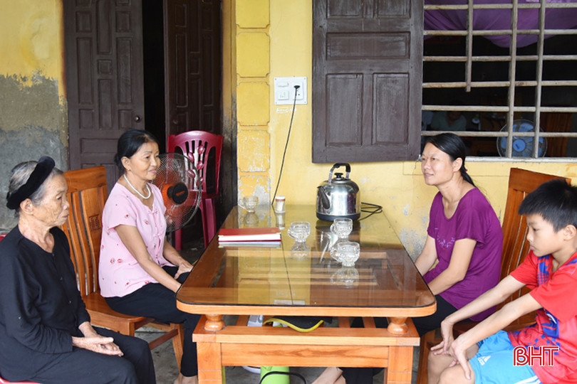 Tổ trưởng Tổ tiết kiệm và vay vốn Ngân hàng CSXH thôn Thượng Phú (phía trong, bên trái) đến thăm hỏi tình làm ăn của các hộ nghèo vay vốn trong tổ..JPG
