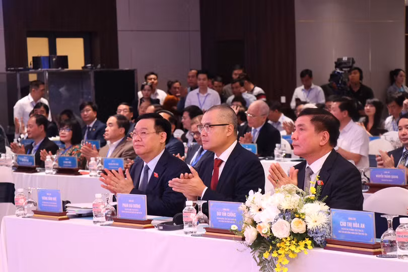 Các đồng chí: Vương Đình Huệ, Ủy viên Bộ Chính trị, Chủ tịch Quốc hội; Phạm Đại Dương, Ủy viên Trung ương Đảng, Bí thư Tỉnh ủy, Trưởng đoàn ĐBQH tỉnh Phú Yên; Bùi Văn Cường, Ủy viên Trung ương Đảng; Tổng Thư ký Quốc hội, Chủ nhiệm Văn phòng Quốc hội cùng các đại biểu tham dự hội nghị. Ảnh: NGỌC CHUNG