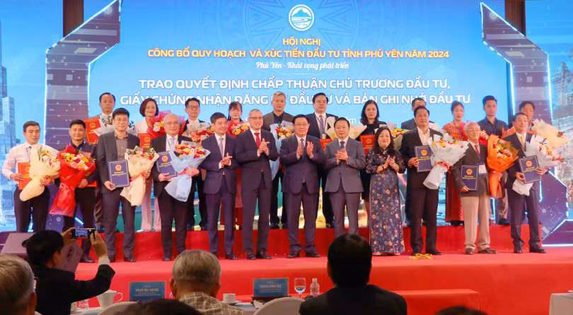 Các đồng chí Vương Đình Huệ, Trần Hồng Hà, Phạm Đại Dương, Cao Thị Hòa An, Tạ Anh Tuấn chụp ảnh lưu niệm, chúc mừng các nhà đầu tư, doanh nghiệp. Ảnh: XUÂN TRIỆU