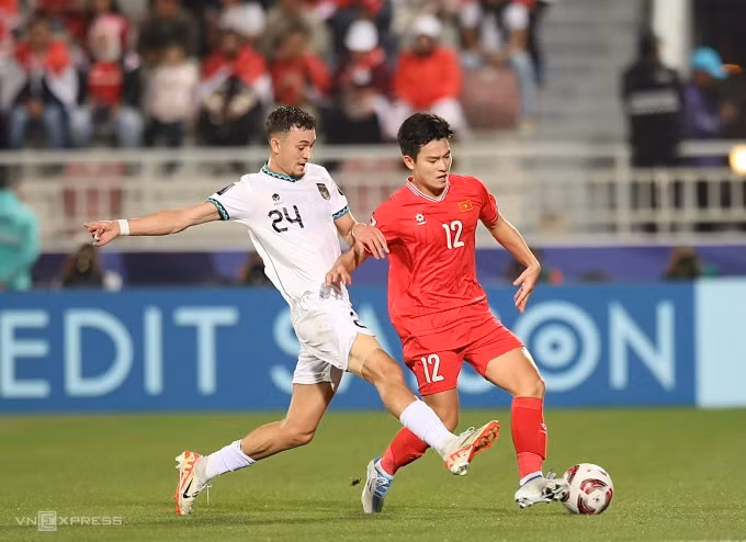 Tiền vệ Ivar Jenner (áo trắng) tranh chấp với hậu vệ Phan Tuấn Tài trong trận Indonesia thắng Việt Nam 1-0 ở vòng bảng Asian Cup 2023. Ảnh: Lâm Thoả