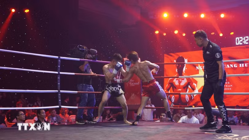 Cú knockout của võ sỹ Nguyễn Quang Huy hạ gục võ sỹ Hàn Quốc Park Jae Won. (Ảnh: Huỳnh Sơn/ TTXVN)
