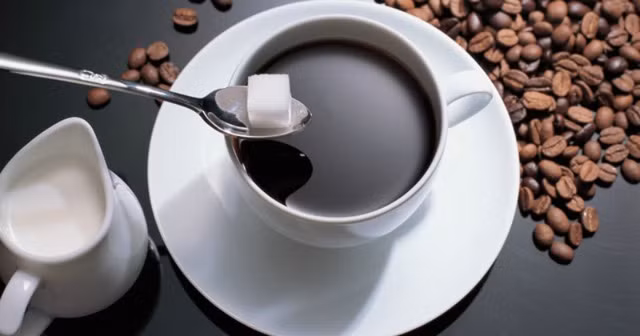 Cách tốt nhất là uống cà phê đen, không nên cho thêm đường, sữa.