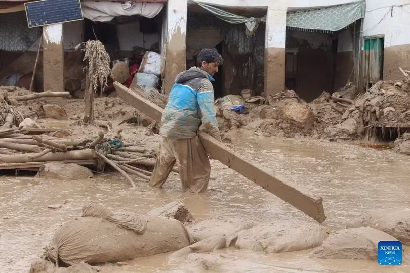 Một người đàn ông dọn đồ đạc tại làng Laqia, huyện Baghlan-e-Markazi, tỉnh Baghlan phía bắc Afghanistan, do bị ảnh hưởng bởi lũ lụt, ngày 11/5. (Nguồn: Xinhua).