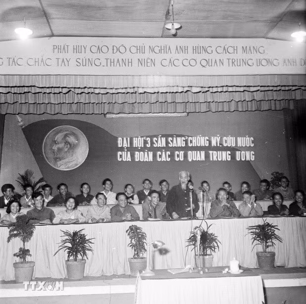 Chủ tịch Hồ Chí Minh phát biểu tại Đại hội "3 sẵn sàng" chống Mỹ, cứu nước của Đoàn các cơ quan trung ương. (Ảnh: TTXVN).