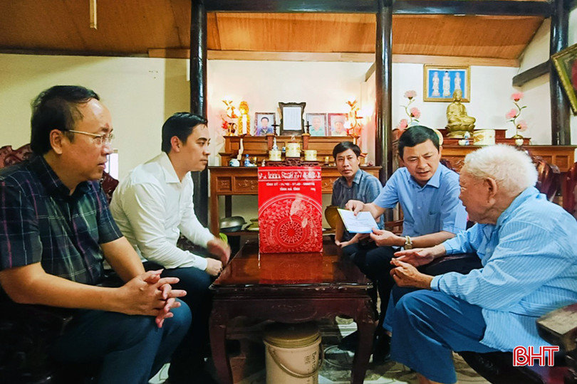 Phó Chủ tịch UBND tỉnh Lê Ngọc Châu và đoàn thăm hỏi, tặng quà cho ông Phạm Quang Toàn...