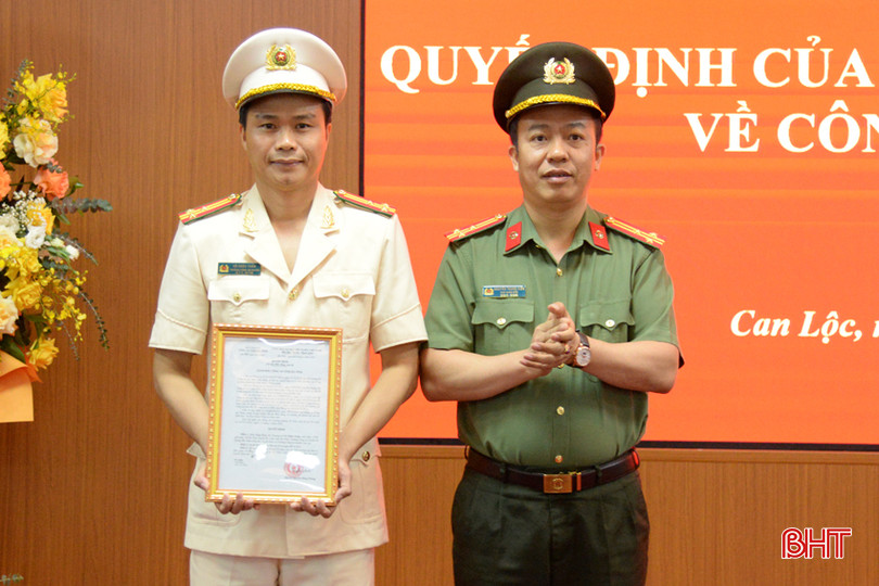 Thượng tá Nguyễn Trung Kiên - Phó Giám đốc Công an tỉnh trao quyết định điều động Thượng tá Võ Châu Tuấn - Trưởng Công an huyện Vũ Quang, đến nhận công tác và giữ chức Trưởng Công an huyện Can Lộc.