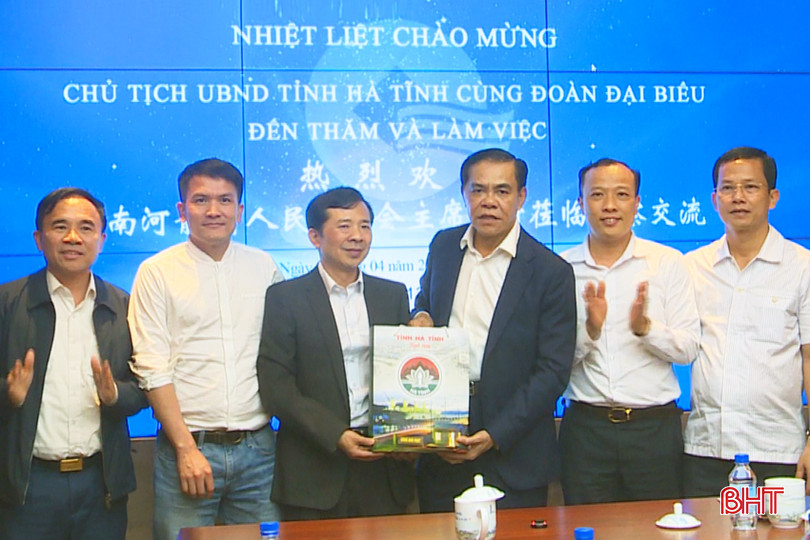 Chủ tịch tặng quà lãnh đạo Tập đoàn Xây dựng Thái Bình Dương00000000.jpg