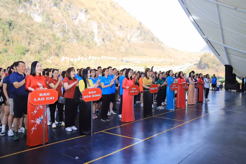 Các đoàn vận động viên tham dự giải