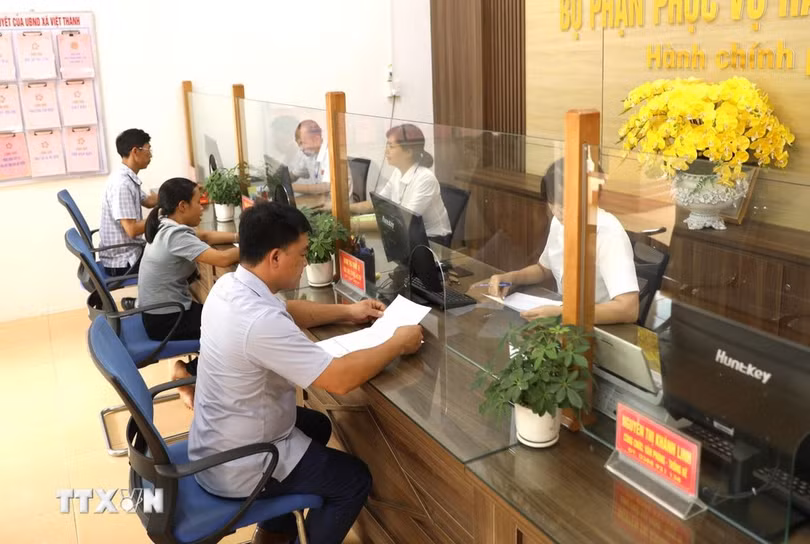 Người dân đến Bộ phận Phục vụ hành chính công làm thủ tục hành chính. (Ảnh: Tuấn Anh/TTXVN).
