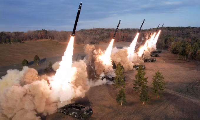 Pháo phản lực siêu lớn của Triều Tiên khai hỏa trong cuộc diễn tập hôm 18/3. Ảnh: KCNA