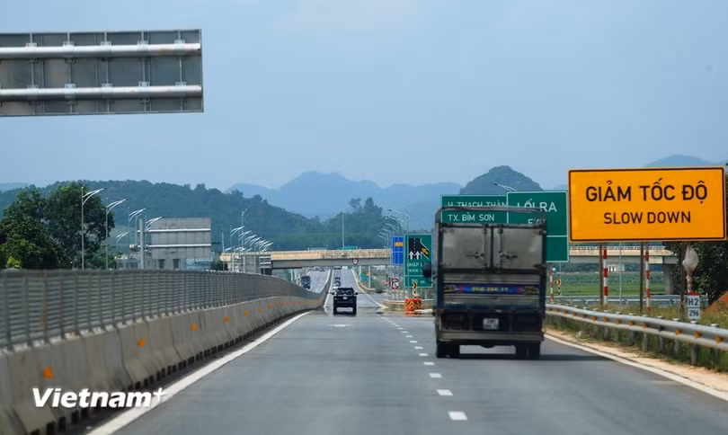 Phương tiện lưu thông trên tuyến đường bộ cao tốc Bắc-Nam đoạn Mai Sơn-Quốc lộ 45. (Ảnh: Việt Hùng/Vietnam+)