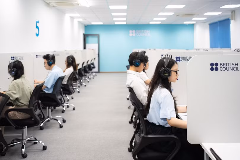 Thí sinh dự thi chứng chỉ ngoại ngữ tại Hội đồng Anh. (Ảnh: PV/Vietnam+).