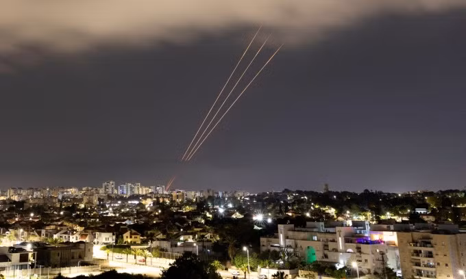 Hệ thống chống tên lửa của Israel được kích hoạt rạng sáng 14/4 nhằm ngăn chặn cuộc tập kích từ Iran. Ảnh: Reuters.