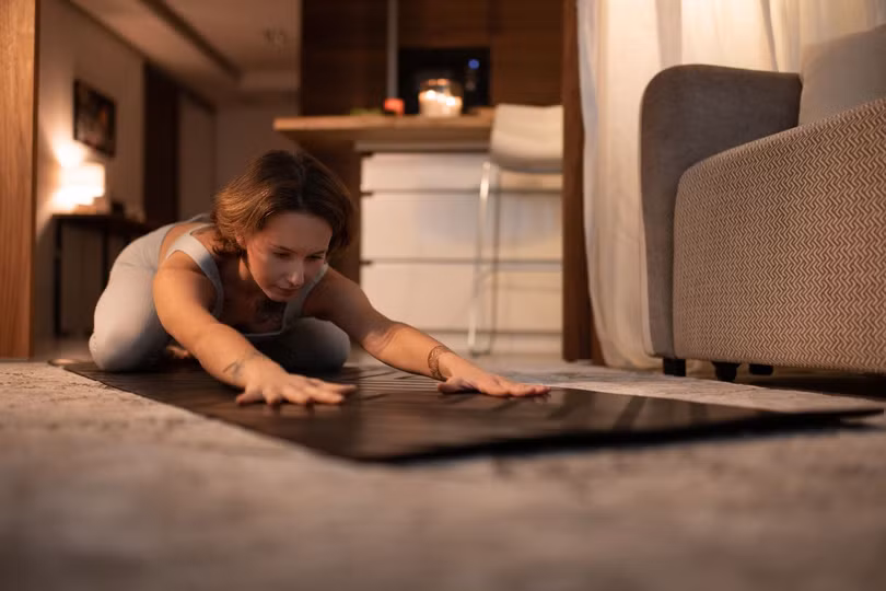 Tập yoga thư giãn có thể giúp bạn dễ đi vào giấc ngủ hơn.